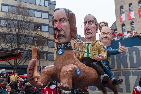 Kritik an Thüringenwahl: AfD-Persiflagewagen mit Björn Höcke als Hund auf dem Alexander Gauland und FDP-Politiker Thomas Kemmerich reiten