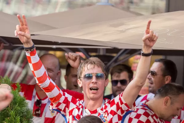 Kroatische Fußballfans feiern vor dem Finale
