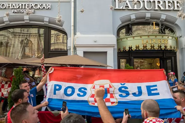 Kroatische Fußballfans mit großer Fahne