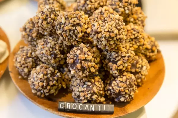 Krokant-Pralinen mit dunkler Schokolade, aus dem Feinkostladen  "chök" - Der Schokoladenküche, in Barcelona, Spanien