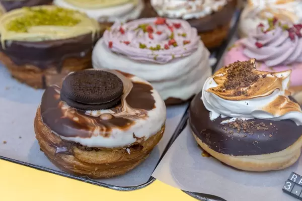 Blätterteig-Donuts und Berliner in Barcelonas veganer Bäckerei