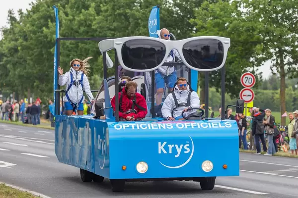 Krys-Sonnenbrillen bei der Tour-Werbekarawane