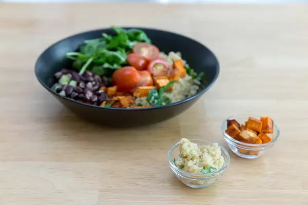 Kubanische Quinoa-Bowl mit Zutaten in winzigen Glasschüsseln