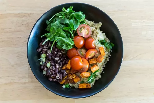 Kubanische Quinoa-Bowl von Hellofresh mit Süßkartoffel, schwarzen Bohnen, Limette und Rucola