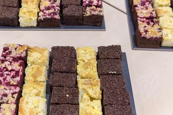 Kuchen an einem Buffet - Streuselkuchen, Schokoladenkuchen und Pflaumenkochen