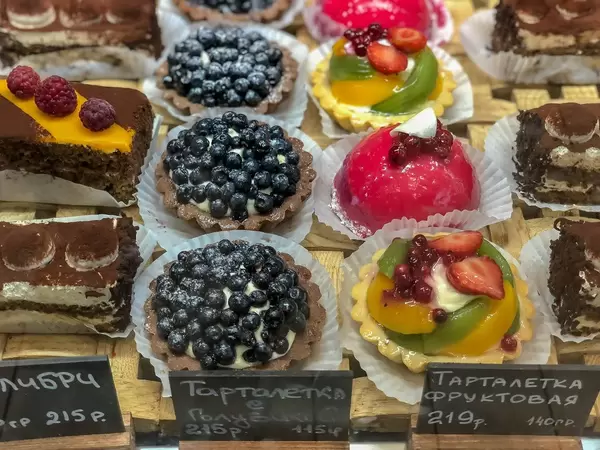 Kuchen mit Blaubeeren, Preiselbeeren, Himbeeren und Erdbeeren