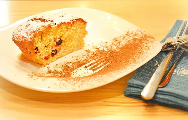 Kuchen mit getrockneten Kirschen