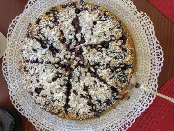 Kuchen mit Heidelbeeren-Marmelade und Pinienkernen. Draufsicht