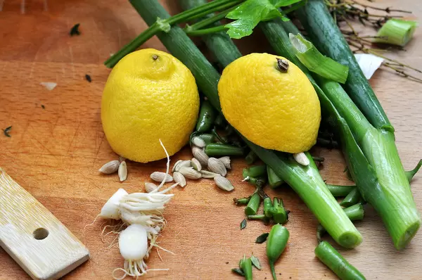 Küchenabfälle: Zitrone und Knoblauch