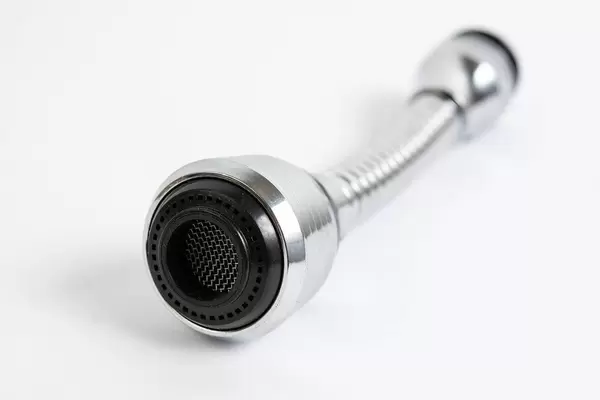 Küchenarmatur-Adapter mit Netz zum umweltfreundlichen Wassersparen