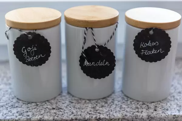 Küchenbehälter mit Goji-Beeren, Mandeln und Kokosflocken