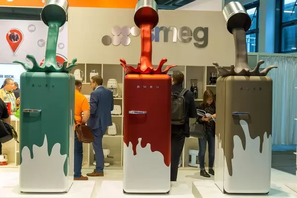 Küchengeräte auf der IFA: Electro Plus Area zeigt kultige, bunte Smeg-Kühlschränke mit Farbkleks-Motiv