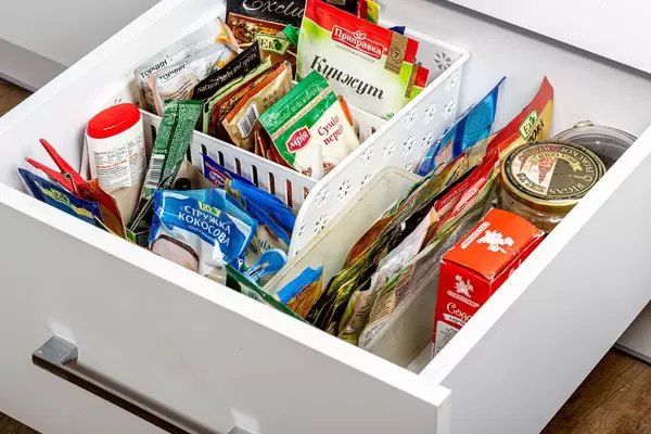Küchenschublade mit strukturierter Organisation von Kräutern und Gewürzen