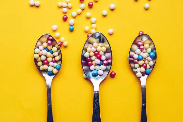 Kuchenstreusel und bunte Kügelchen