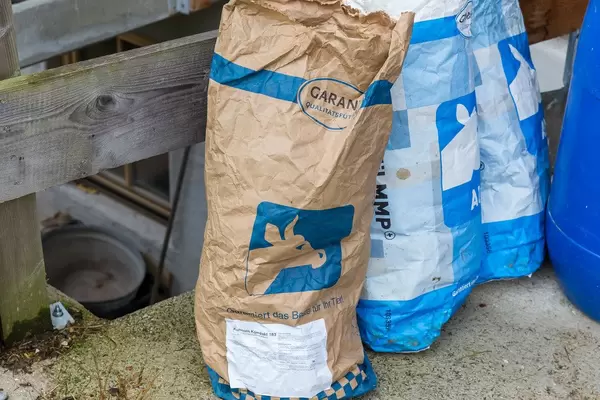 Kuhkorn als Ergänzungsfutter in drei riesigen Papiertüten in Alpbach in Tirol