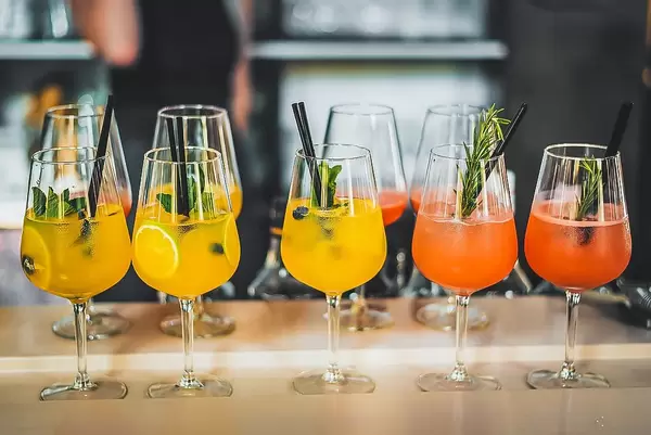 Kühle alkoholische Getränke mit Zitrusfrüchten und Kräuter