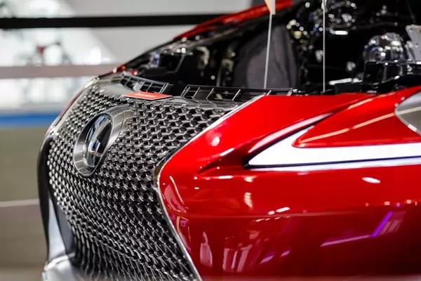 Kühlergrill des neuen Lexus LC 500 beim JTEKT Messestand bei der IAA 2017