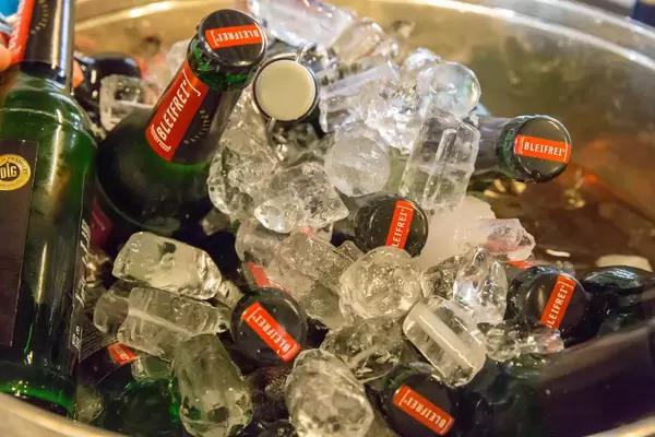 Kühles Bier Bleifrei Naturtrüb