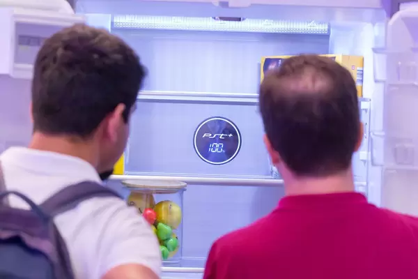 Kühlschrank mit Bildschirm-Anzeige