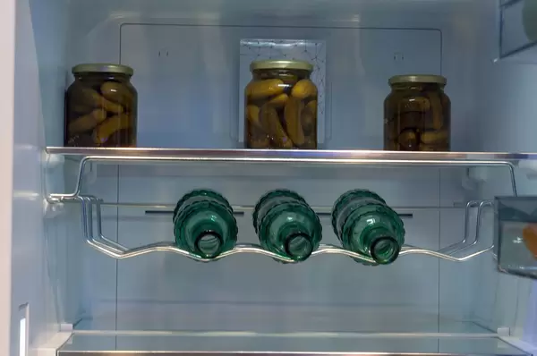 Kühlschrank mit speziellem Gitter für Getränkeflaschen
