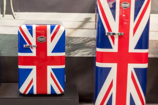 Kühlschränke verschiedener Größen mit britischer Flagge von Vintage Industries