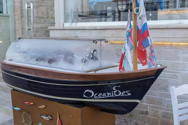 Kühlvitrine mit frischem Fisch in Form eines Schiffes im Oceanides Seafood Restaurant