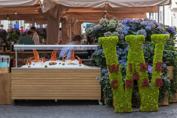 Kühlvitrine mit Krabben im Wine & Crab Restaurant in Moskau