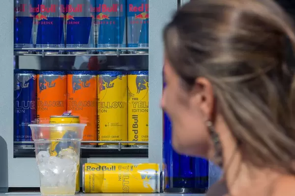 Kühlvitrine mit verschiedenen Getränken von Red Bull