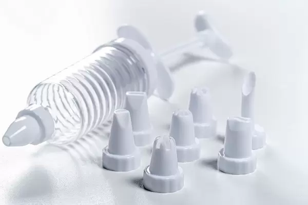 Kulinarische Spritze für Food-Styling vor weißem Hintergrund