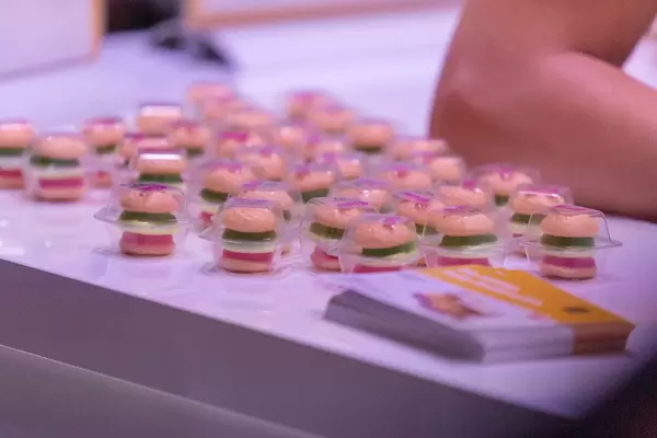 Kultig: Mini Trolli-Burger aus Schaumzucker und Fruchtgummi in Plastikverpackungen