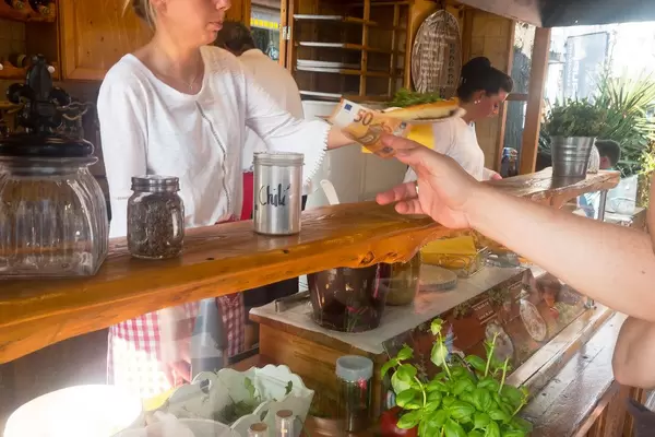 Kunde bestellt ungarische Langos - Straßenfest, Köln