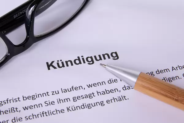 Kündigung document with glasses and pen
