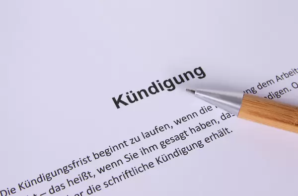 Kündigung document with pen