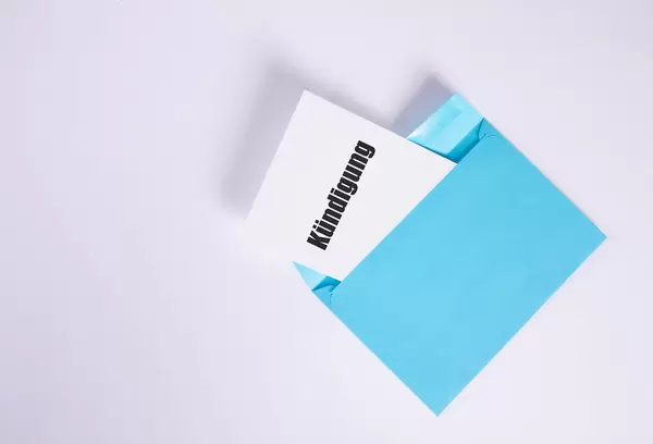 Kündigung text with an envelope