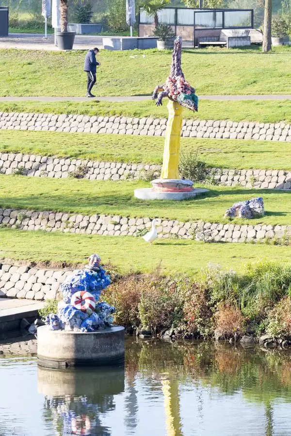 Kunst am Flussufer in der Nähe von Primark in Venlo