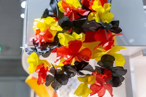 Künstliche Blumen in Schwarz-Rot-Gold - IAW Köln 2018