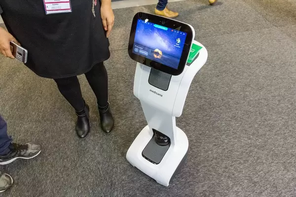 Künstliche Intelligenz: Medisana Home Care Roboter mit integrierter Gesundheits-App VitaDock+ zur Gesundheitskontrolle und mit Notruffunktion