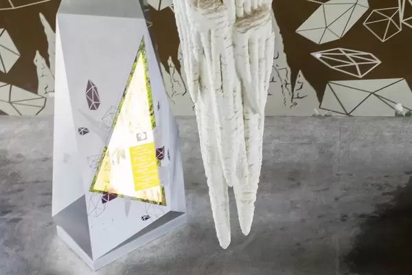 Künstliche Sintersäule als Teil der Ausstellung, Singapur