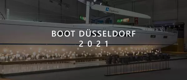 Kunstvolle Ausstellung der #EurphoriaYachts mit leuchtenden Lampen, auf der Wassersportmesse, mit dem Bildtitel "Boot Düsseldorf 2021"