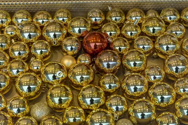 Kunstvolle verzierte, goldene Weihnachtskugeln mit Spiegeleffekt