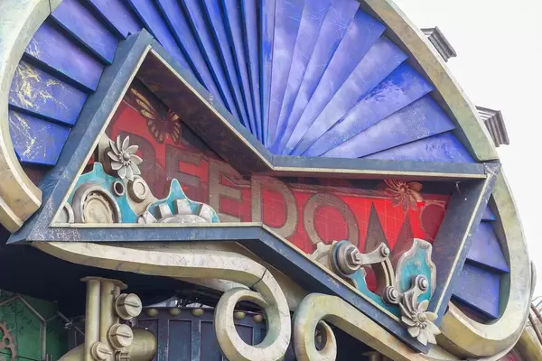 Kunstvolles Schild der Freedom Stage am Tomorrowland Festival 2019 in Belgien