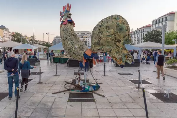 Kunstwerk "Hahn" auf Martim Moniz