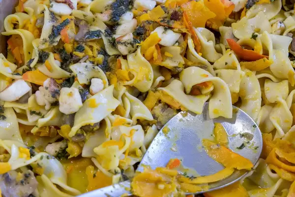 Kürbis Bandnudeln mit Pesto und Halloumi-Käse