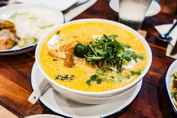 Kürbis Nudelsuppe mit Tofu und Gemüse