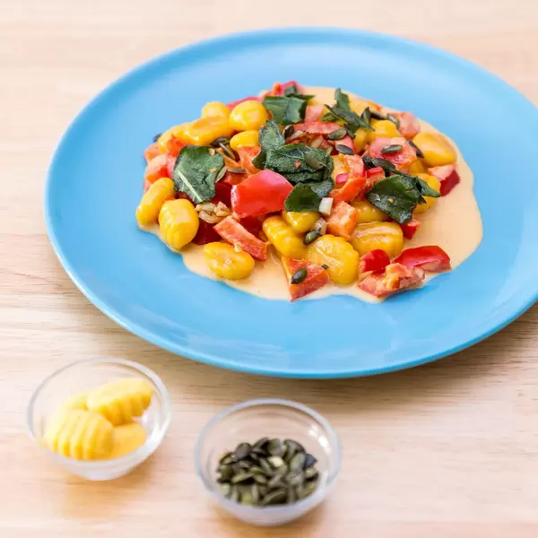 Kürbisgnocchi in Paprikasoße, quadratische Aufnahme