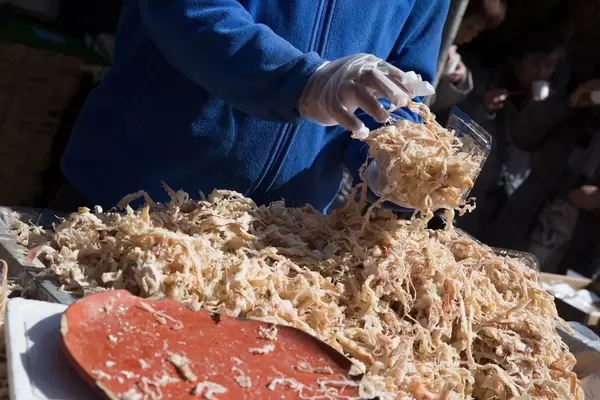 Kuriose Nahrungsmittel auf einem Markt in Tokyo