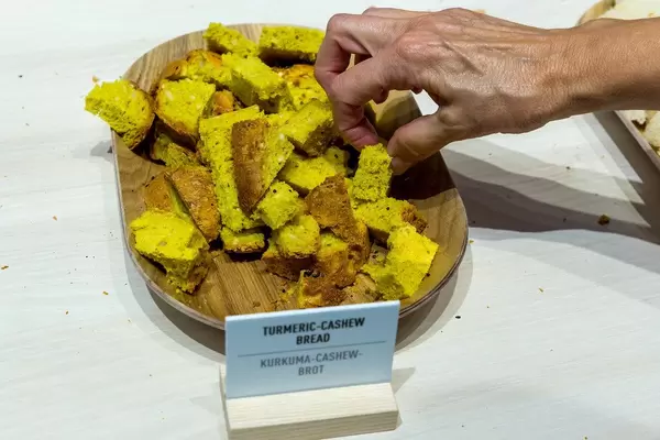 Kurkuma-Cashew-Brot zum Probieren auf einem Holzbrettchen