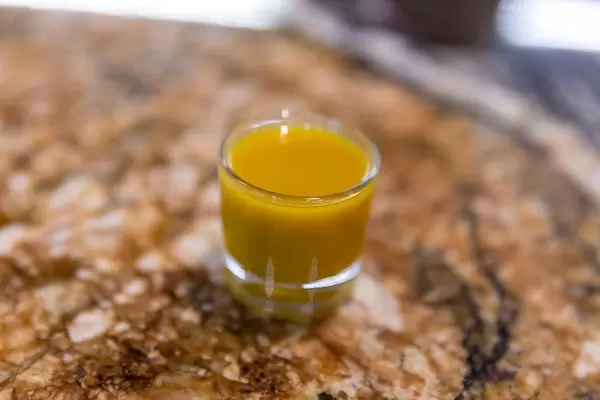 Kurkuma Ingwer Shot als Absacken im Fit Kitchen Restaurant in Barcelona, Spanien