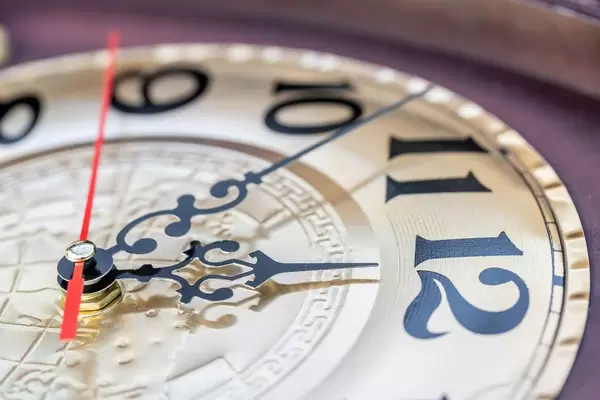 Kurz vor 12  - Die Zeiger einer klassischen Uhr zeigen die Zeit an