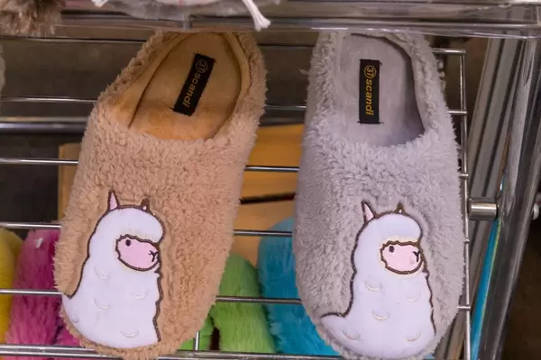 Kuschelige Hausschuhe mit Schafmotiv in beige und grau